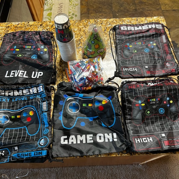 Pack of 8 gamers drawstring party bags and party supplies - Picture 2 of 7